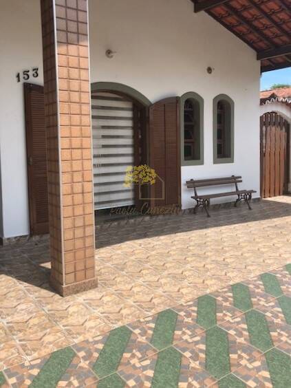 Casa 5 dormitórios (sendo 3 suítes) com 2 edículas. Próximo a Praia