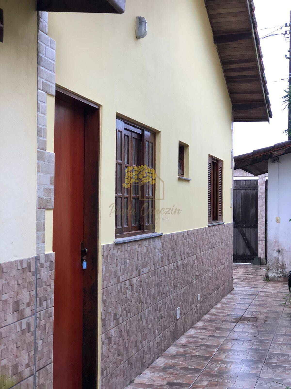 Casa com amplo quintal em Condomínio - Lado Praia em Itanhaém