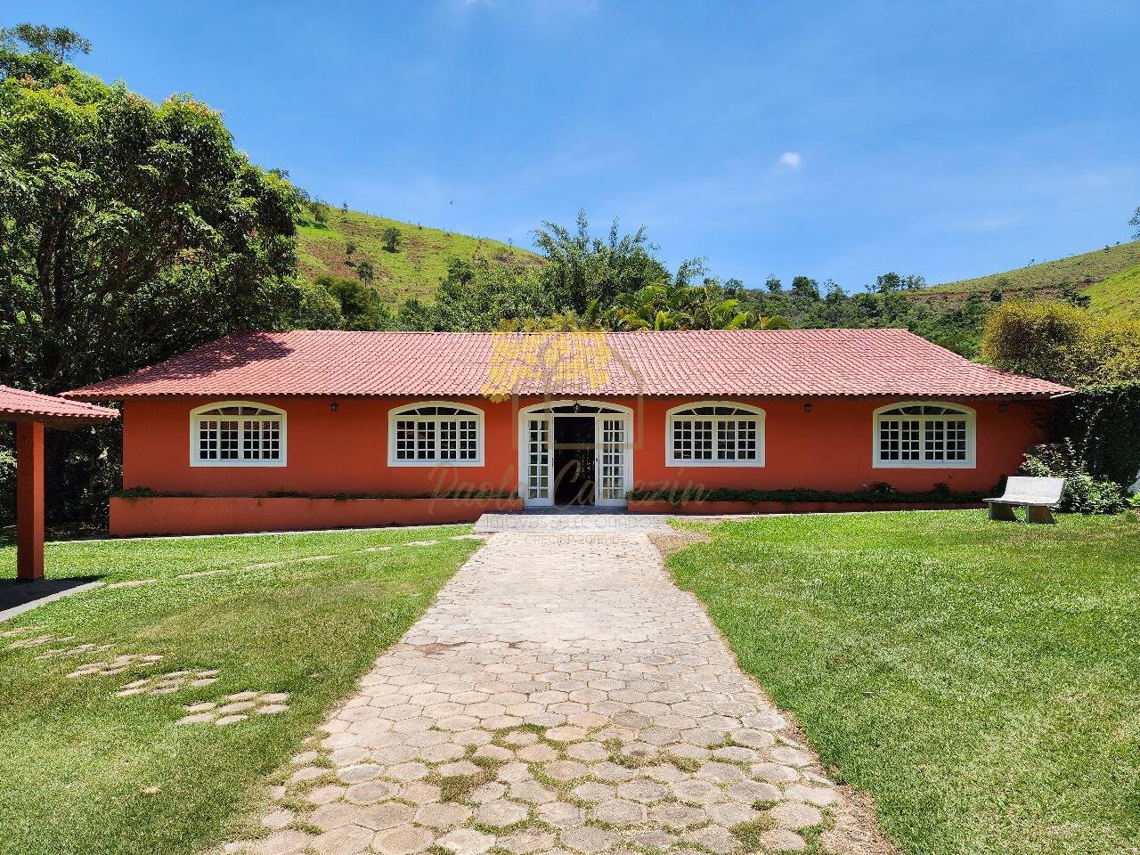 Chácara com 12.000 m2 - Piscina e Lago