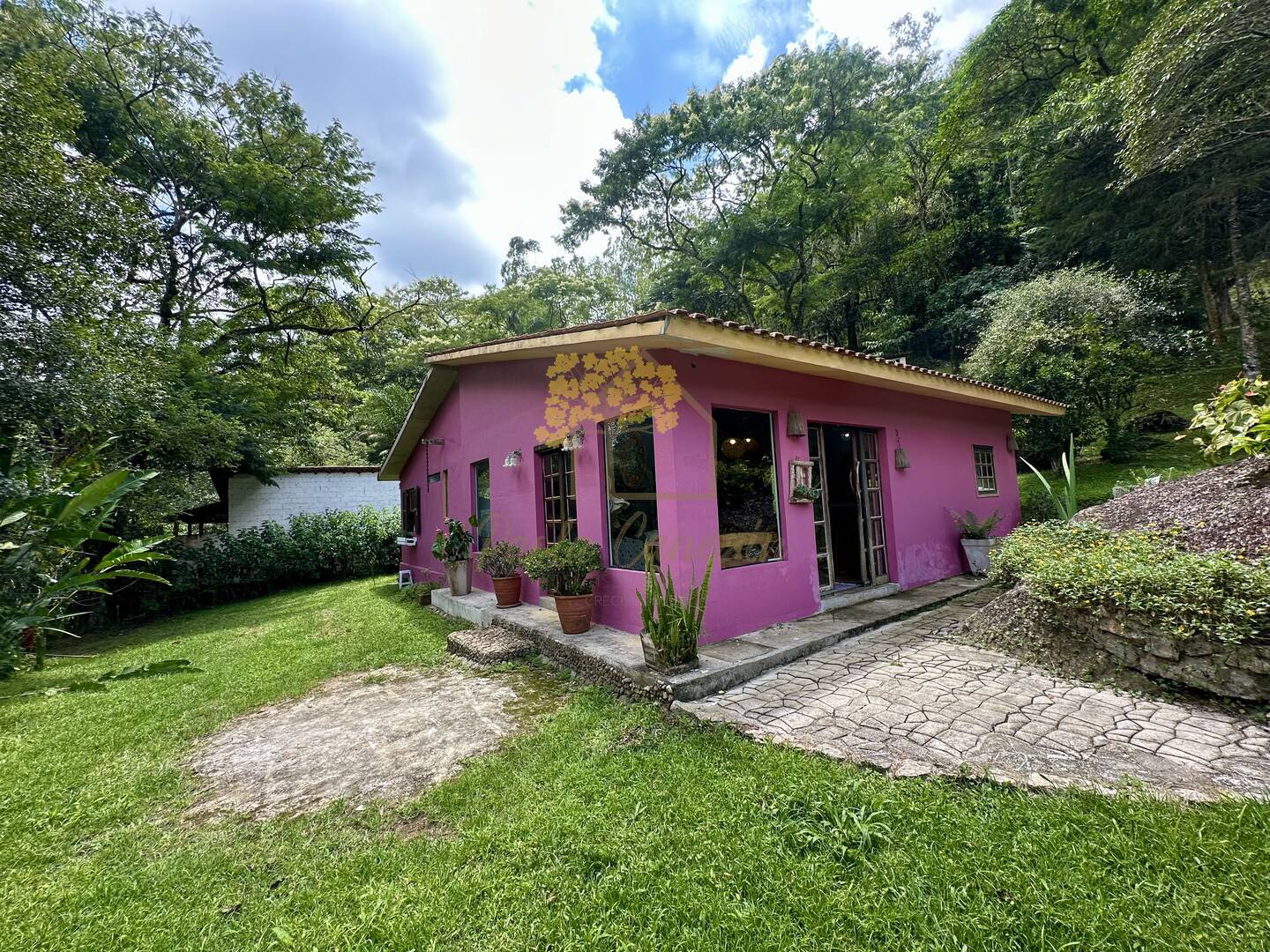 Sitio com casa chalé e lago em São Francisco Xavier