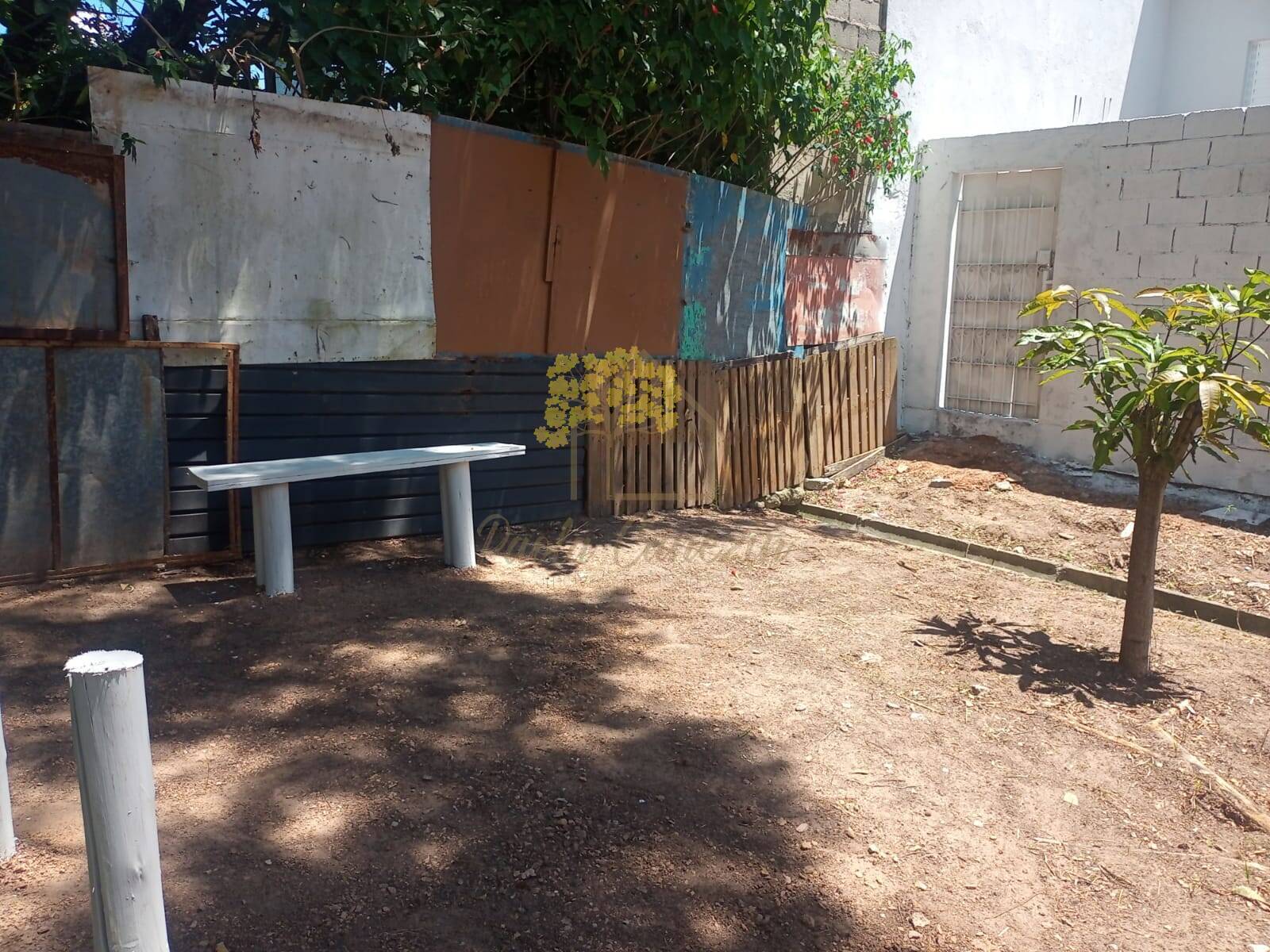 Casa com 3 Dormitórios (1 Suíte) e Amplo Quintal – Santa Rosa (Putim)